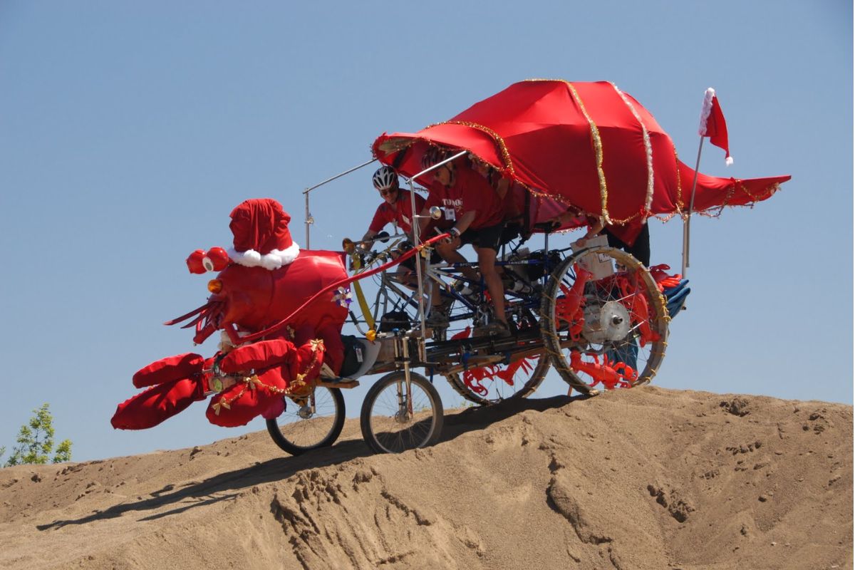 Santa Claws summits the sand dune!